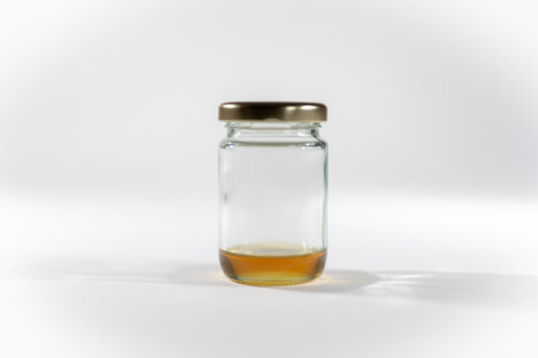 portrait shot of dushey 80% broad spectrum cbd distillate 1kg on white background